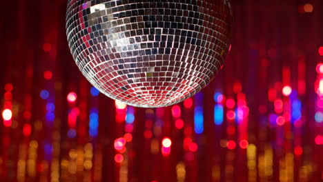 Nahaufnahme-Einer-Spiegelkugel-In-Einem-Nachtclub-Oder-Einer-Disco-Mit-Blinkendem-Stroboskoplicht-Und-Funkelnden-Lichtern-Im-Hintergrund